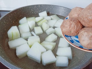 冬瓜肉丸汤,加入牛肉丸子一起炖。