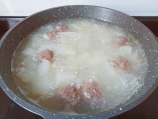 冬瓜肉丸汤,当汤色逐渐浓白。