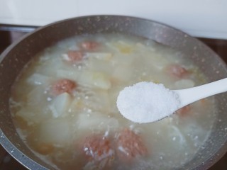 冬瓜肉丸汤,加盐2勺调味。