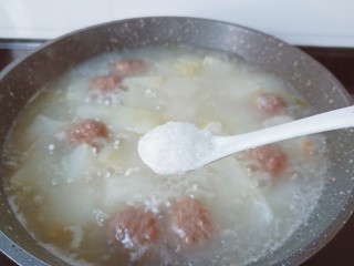冬瓜肉丸汤,加鸡精一勺提鲜。