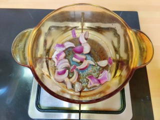 一人食的咖喱大虾饭,起过锅加一点食用油，先加入洋葱炒香。