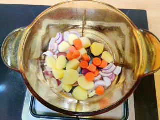 一人食的咖喱大虾饭,加入土豆，胡萝卜，炒制一下。