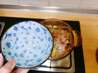 一人食的咖喱大虾饭,加入一碗水，开始炖煮