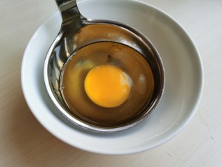 糖水鸡蛋,然后将鸡蛋打入饭勺里。