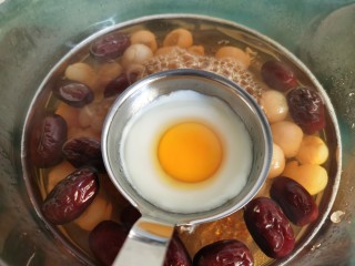 糖水鸡蛋,手持勺把将勺子放入汤锅，漂在水上煮，让蛋白凝固。注意不要让汤水进入到勺子里。可以盖个盖子，加快蛋液凝固。