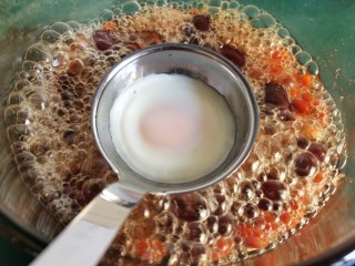 糖水鸡蛋,看到蛋液表皮凝固后，将勺子沉入汤中晃一晃，鸡蛋就脱离勺子了。