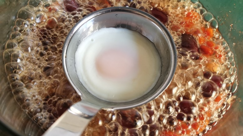 糖水鸡蛋,看到蛋液表皮凝固后，将勺子沉入汤中晃一晃，鸡蛋就脱离勺子了。