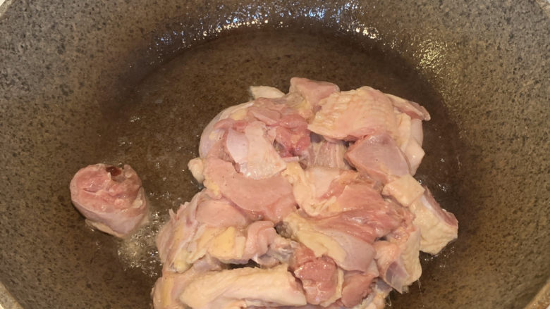麻辣干锅鸡,放入腌制好的鸡肉