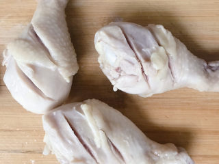 鸡腿炖香菇,用菜刀在鸡腿两面各划三刀