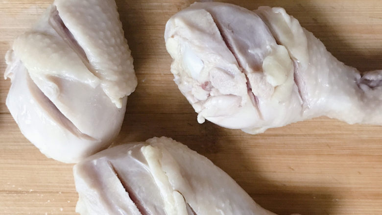 鸡腿炖香菇,用菜刀在鸡腿两面各划三刀