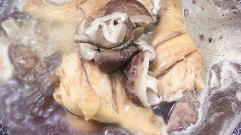 鸡腿炖香菇,加入香菇和泡香菇的水大火烧开盖上锅盖炖几分钟