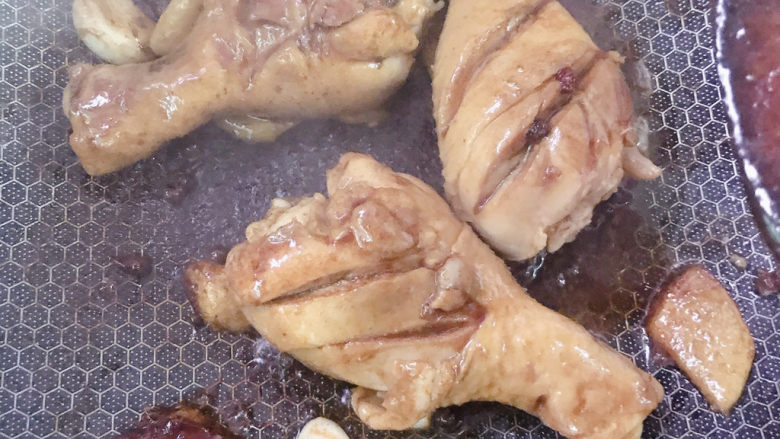 鸡腿炖香菇,煮1分钟