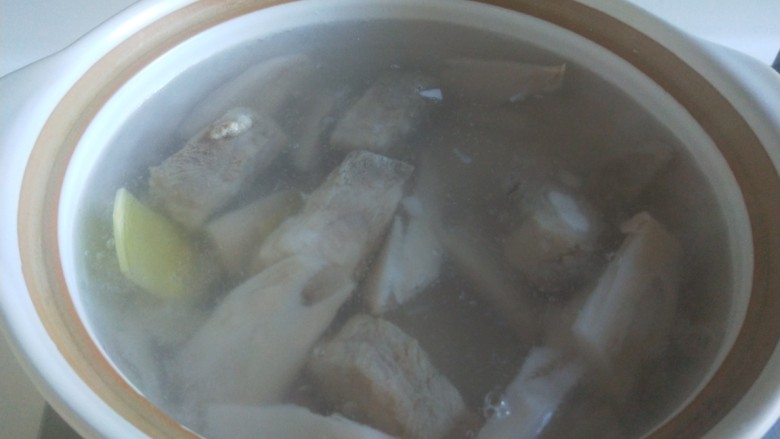 羊骨头汤,放入砂锅，加入水，姜片小火慢炖一半小时。