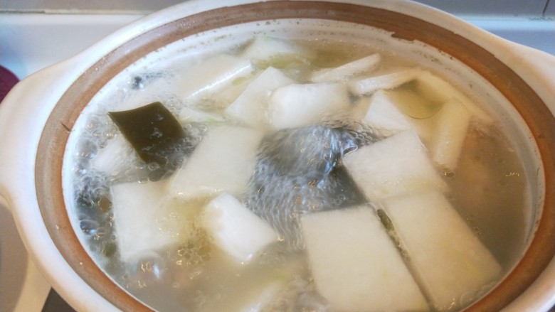 羊骨头汤,出熟冬瓜，加入适量盐，白胡椒。