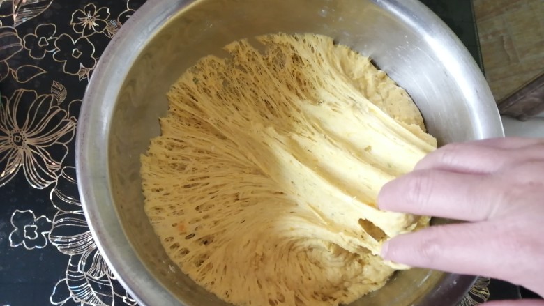 黄金小馒头,取掉保鲜膜，面团发酵成蜂窝状。