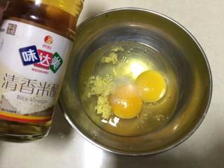鸡蛋西红柿打卤面,鸡蛋里加入盐、姜蓉、味达美清香米醋充分搅打均匀