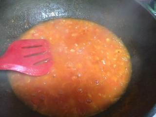 鸡蛋西红柿打卤面,用铲子按压西红柿，让西红柿变成蓉