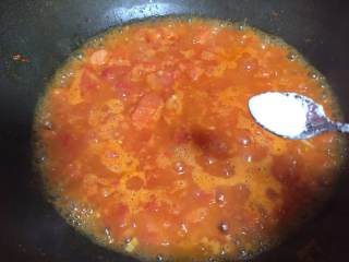 鸡蛋西红柿打卤面,加盐、糖调味
