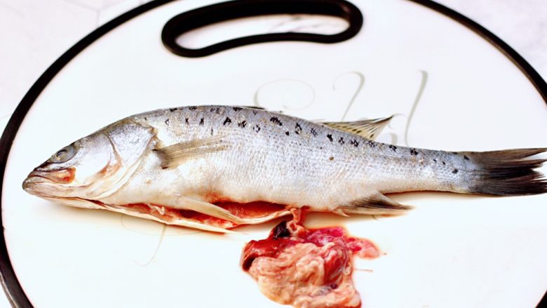 香辣酱蒸鲈鱼,鲈鱼去除内脏刮干净鱼鳞后洗净。