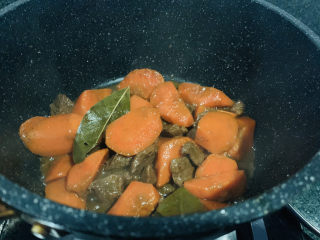 红焖牛肉,中火焖煮，煮到汤汁浓稠，就可以起锅；