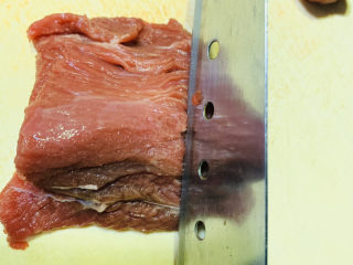 红焖牛肉,将牛肉横切，牛肉横纹切，比较嫩；