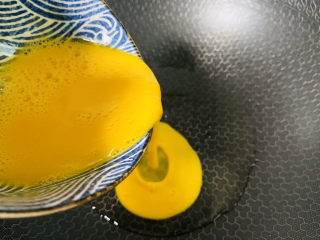 鸡蛋西红柿打卤面,起油锅倒入鸡蛋液