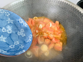 鸡蛋西红柿打卤面,加入两碗热水