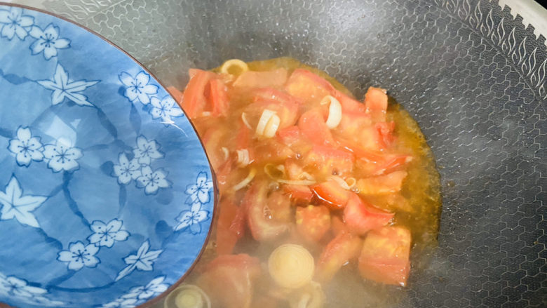 鸡蛋西红柿打卤面,加入两碗热水