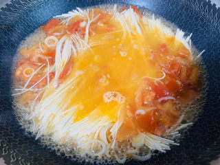 鸡蛋西红柿打卤面,放入面条煮熟