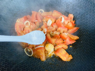 鸡蛋西红柿打卤面,加入适量盐