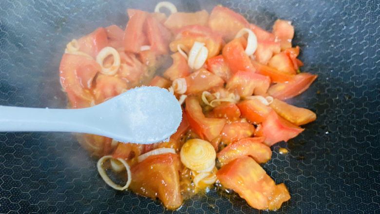 鸡蛋西红柿打卤面,加入适量盐