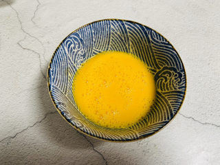 鸡蛋西红柿打卤面,鸡蛋打入碗中加入适量盐搅匀
