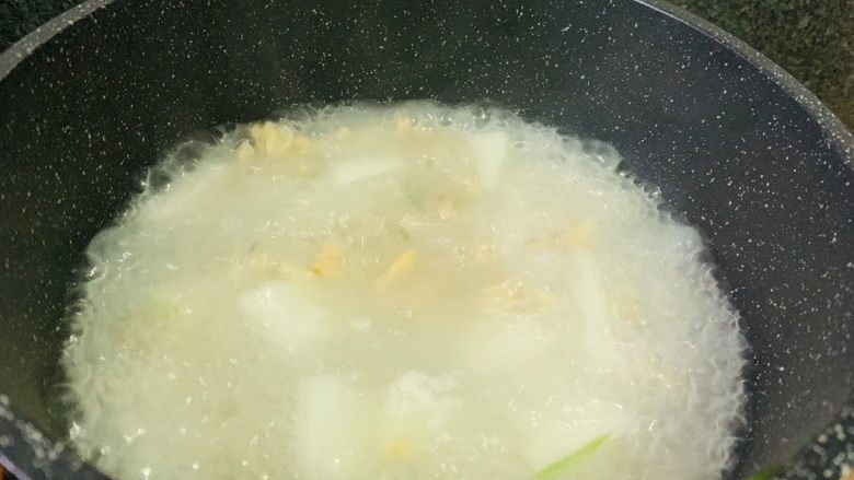 冬瓜蛤蜊汤,中间稍微搅拌一下，煮到汤汁浓白；
