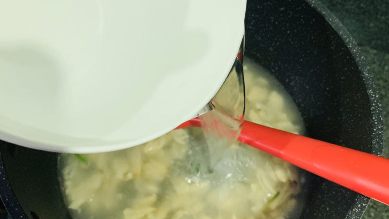 冬瓜蛤蜊汤,加入一大碗清水；