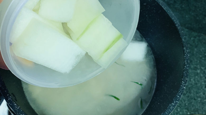 冬瓜蛤蜊汤,同时加入切好的冬瓜薄片；