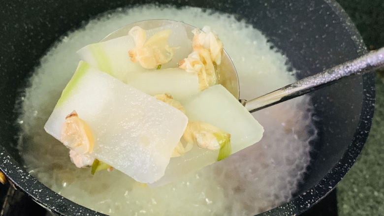 冬瓜蛤蜊汤,冬瓜片透明；