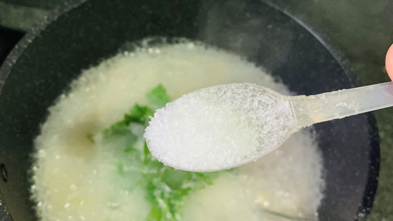 冬瓜蛤蜊汤,加少许味精，蛤蜊干带有咸味，就不用加盐了，搅拌均匀，出锅；