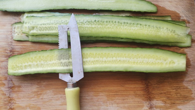 凉拌黄瓜卷,用削皮刀小心的削出长条，不能削断