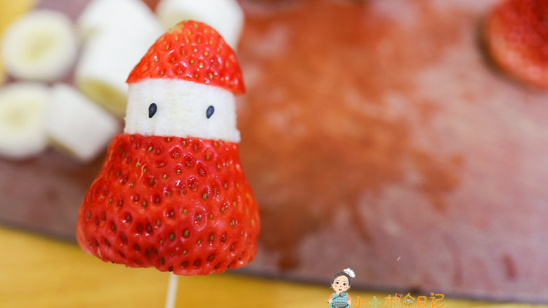 12个月以上辅食草莓雪人糖葫芦,把草莓去顶用棍子插起来固定，芝麻做眼睛