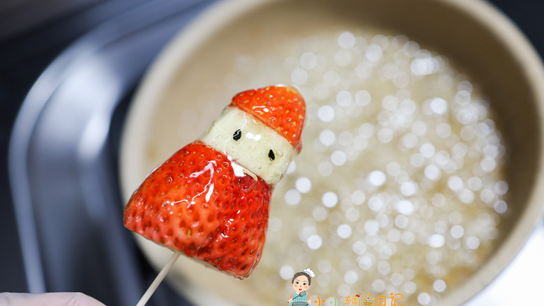 12个月以上辅食草莓雪人糖葫芦,将锅斜着放一点，这样可以更好的蘸糖水，过一圈就可以了