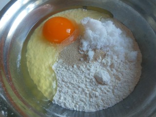 黄金小馒头,加入一个鸡蛋，5克白糖。