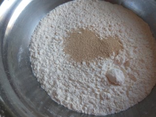 黄金小馒头,200克面粉，加入2克酵母。