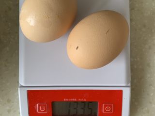 芒果千层蛋糕,选了2个比较大的鸡蛋，一共133.5g。