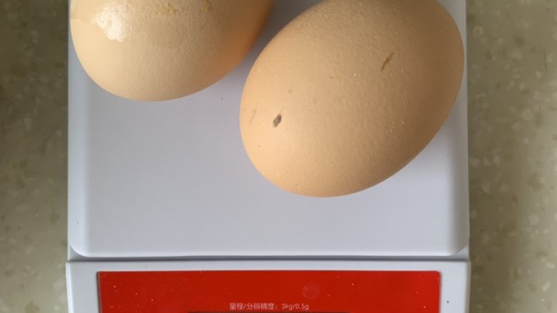 芒果千层蛋糕,选了2个比较大的<a style='color:red;display:inline-block;' href='/shicai/ 9'>鸡蛋</a>，一共133.5g。