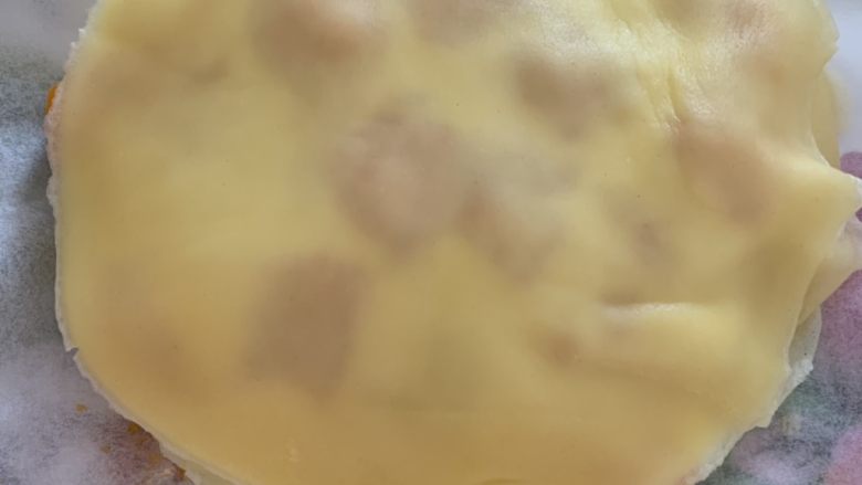 芒果千层蛋糕,做的第一个：饼、奶油、饼、奶油+芒果、饼、奶油、饼、奶油+芒果、饼、奶油、饼、奶油+芒果、饼
