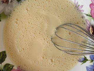 芒果千层蛋糕,加入牛奶250ml，搅拌均匀。可以先把鸡蛋打散以后再加入牛奶，会更容易搅匀。