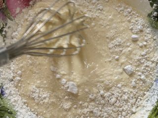 芒果千层蛋糕,加入低筋面粉100g。尽量搅拌顺滑无颗粒状态，面粉过一下筛可能会更易于搅拌。