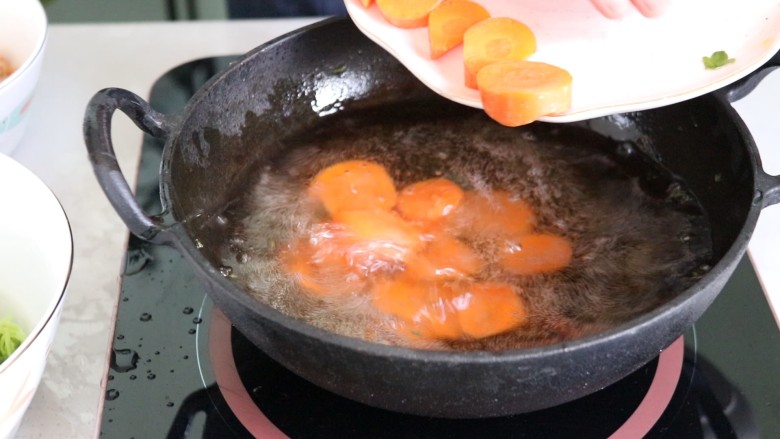 麻辣干锅鸡,放入胡萝卜，烫熟后捞出备用