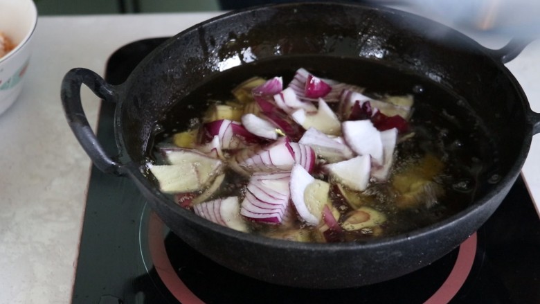 麻辣干锅鸡,放入洋葱，烫熟后捞出备用