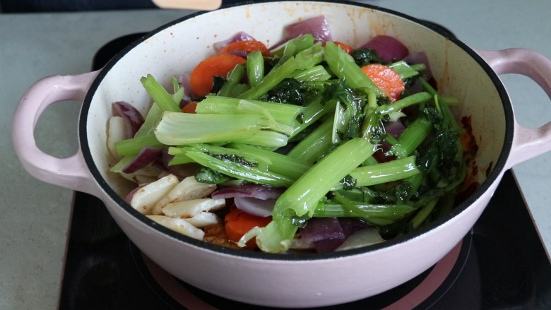 麻辣干锅鸡,倒入之前备好的蔬菜